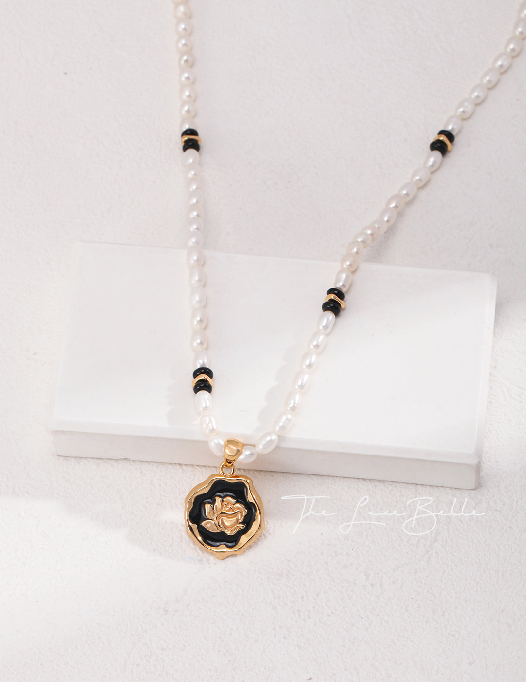 Chic Elegance Rose Pendant Black Agate Pearl Necklace